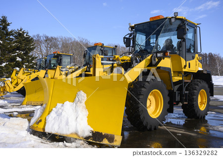 重型機械參與除雪作業 136329282