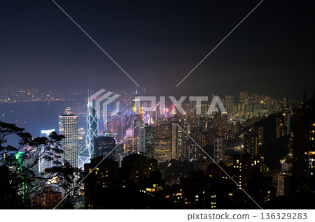 從香港太平山頂的夜景 136329283