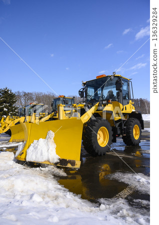 重型機械參與除雪作業 136329284