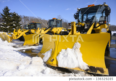 重型機械參與除雪作業 136329285