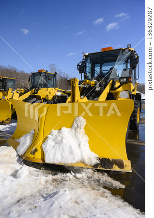 重型機械參與除雪作業 136329287