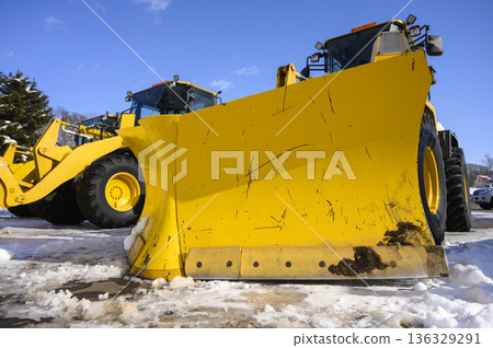 重型機械參與除雪作業 136329291