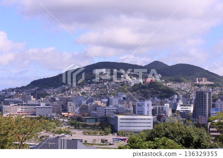 住宅區和建築物沿著山坡綿延展開，象徵長崎這座坡地城市。 136329355