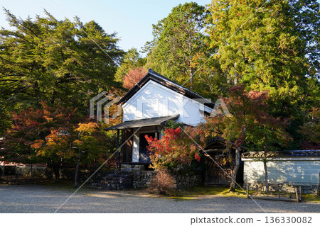 京都高尾神功寺內楓樹變紅的景色 京都高尾神功寺內楓樹變紅的景色 136330082