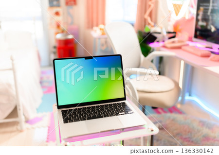 可愛的房間筆記型電腦 136330142