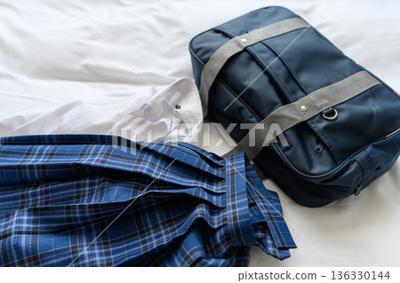 請把製服和包包收好。 136330144