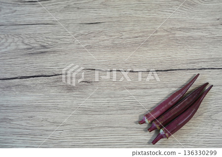 鮮紅的秋葵 136330299