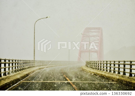 黃昏時分，大雪中的笠渡島大橋 136330692