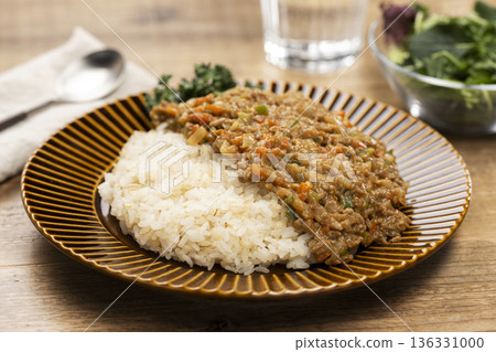 簡單的餐桌場景，乾咖哩配白飯。 136331000