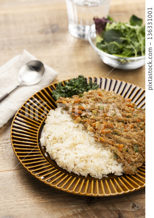 餐桌上擺著一頓家常菜：辛辣乾咖哩和白米飯。 136331001