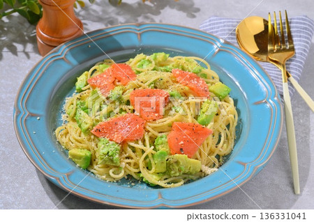 Avocado, salmon, cream pasta. Spaghetti, pasta dishes. Arranged dishes. 136331041