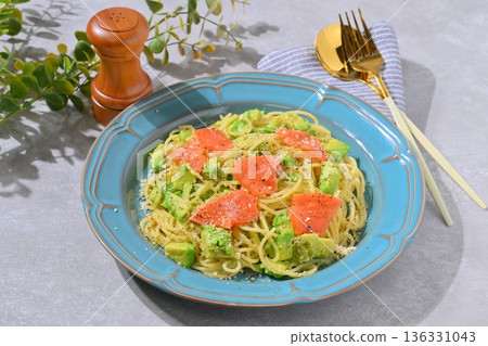 Avocado, salmon, cream pasta. Spaghetti, pasta dishes. Arranged dishes. Avocado, salmon, cream pasta. Spaghetti, pasta dishes. Arranged dishes. 136331043
