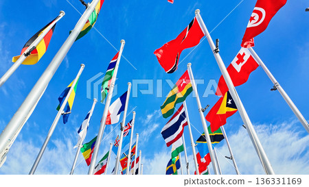 世界的旗幟在風中飄揚 136331169