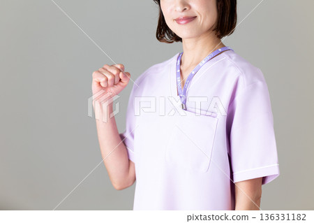 一位身穿醫用工作服的中年女護士 136331182