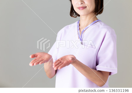 一位身穿醫用工作服的中年女護士 136331196