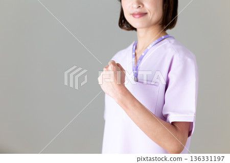 一位身穿醫用工作服的中年女護士 136331197