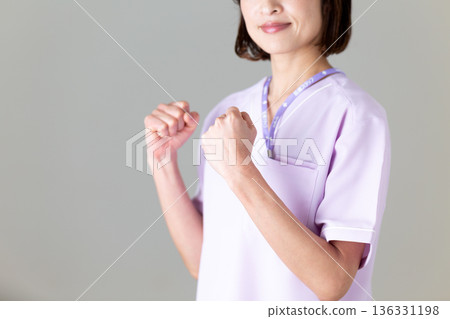 一位身穿醫用工作服的中年女護士 136331198