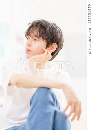年輕男子的肖像，垂直圖 136331479