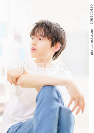 年輕男子的肖像，垂直圖 136331480