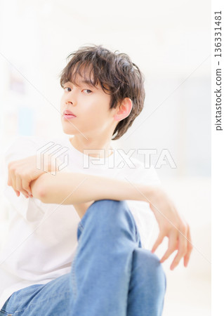 年輕男子的肖像,垂直圖 年輕男子的肖像,垂直圖 136331481