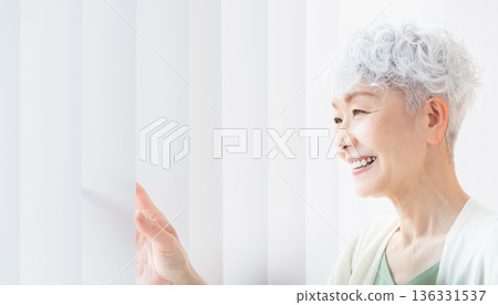 清晨，一位老婦人在窗邊消磨時光。 136331537