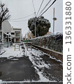 三鷹市的雪景住宅區 136331880