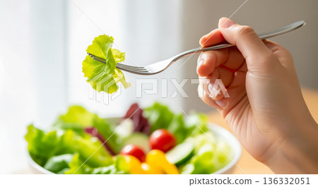 用餐場景：用叉子舀起新鮮沙拉。 136332051