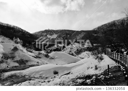 "Black and White" overlooking the hot spring town from the center of "Noboribetsu Jigokudani" in the snowy winter "Black and White" overlooking the hot spring town from the center of "Noboribetsu Jigokudani" in the snowy winter 136332058
