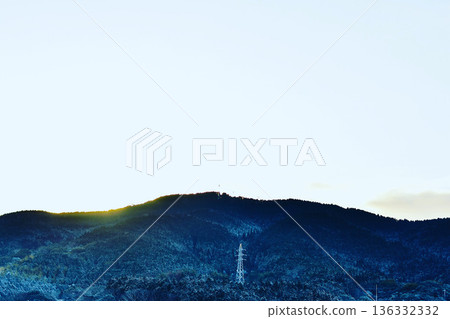 日出前，鶴羽山上覆蓋著一層薄薄的雪。 136332332