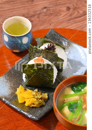 飯糰和味噌湯，米飯糰和味噌湯，日本食物圖片。 136332516