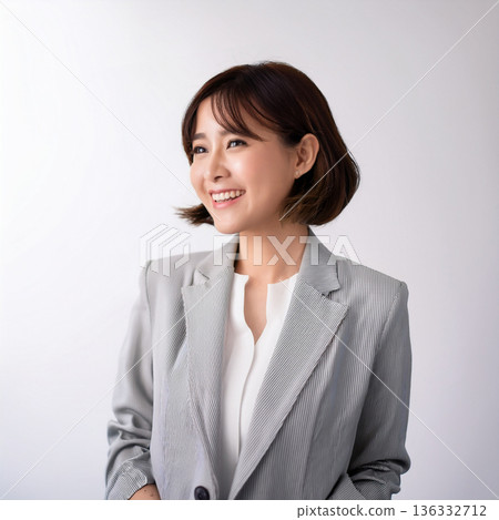 擺姿勢的女模特 擺姿勢的女模特 136332712