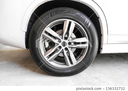 Modern Car Alloy Wheel Modern Car Alloy Wheel 136332732