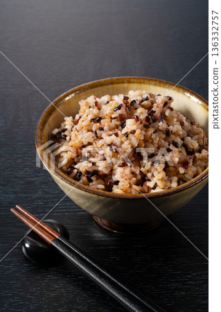 雜糧飯和筷子擺放在黑色桌上——現代日本料理的畫面 雜糧飯和筷子擺放在黑色桌上——現代日本料理的畫面 136332757