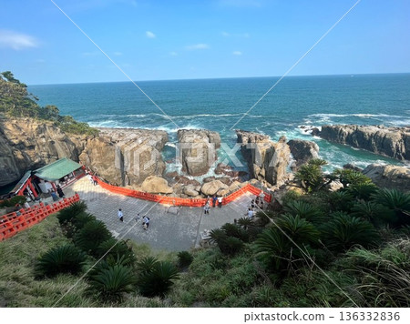 懸崖上的神社和大海的景色 136332836