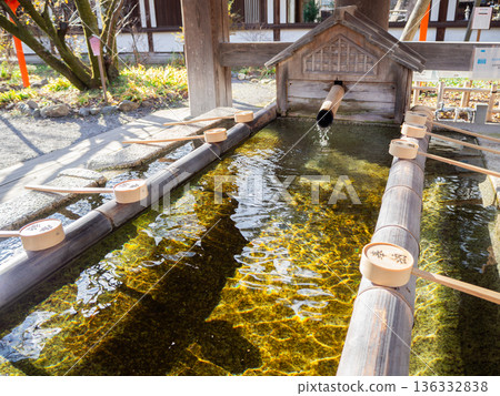 神社的淨手盆和水瓢—信徒們用純淨水潔淨雙手 神社的淨手盆和水瓢—信徒們用純淨水潔淨雙手 136332838