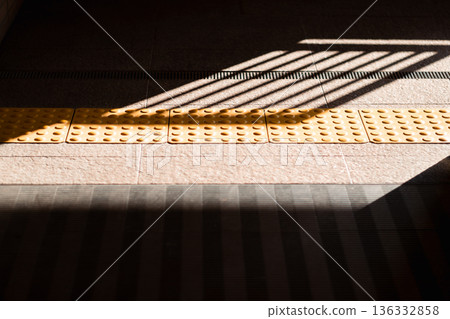 車站內的點字方塊和陰影－無障礙通道背景 136332858
