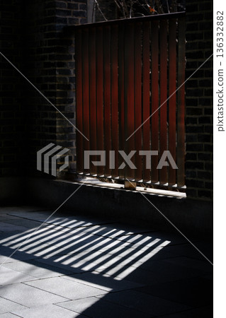 透過木格柵的光影圖案 透過木格柵的光影圖案 136332882