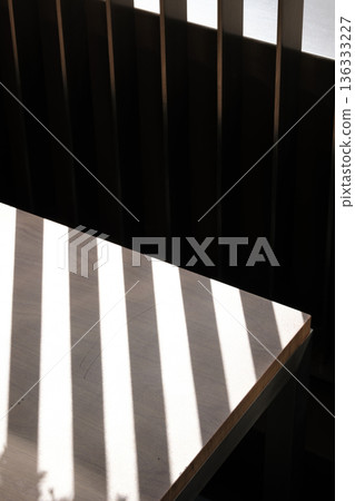 透過百葉窗灑進來的自然光,以及房間裡的光影變化 透過百葉窗灑進來的自然光,以及房間裡的光影變化 136333227