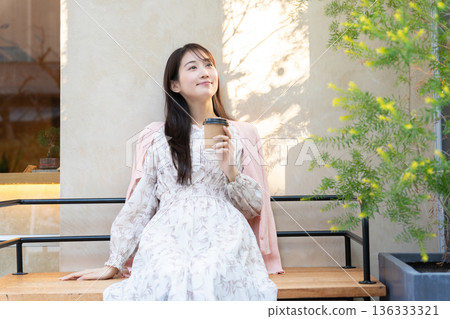 Young woman relaxing on the cafe terrace 136333321