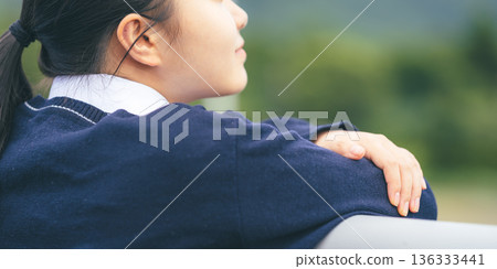 高中女生在外面休息 136333441