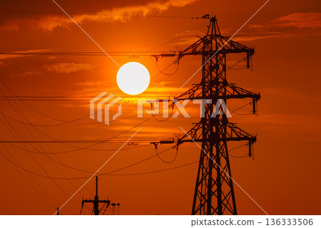 落日餘暉和輸電線路的輪廓，電力基礎設施和城市景觀 136333506