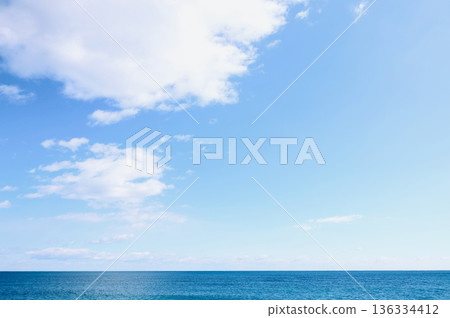 藍色的大海和天空 藍色的大海和天空 136334412