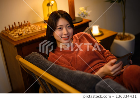 一位女士在室內放鬆 136334431