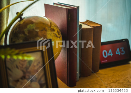 桌上的靜物和鐘錶 桌上的靜物和鐘錶 136334433