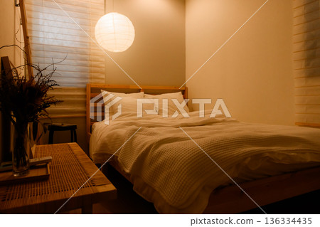 溫暖的臥室燈光 136334435