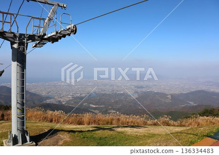 從山頂可以欣賞到壯麗的城市景觀和電梯。 136334483