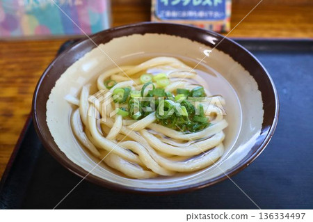 簡單而精美的烏龍麵擺盤 簡單而精美的烏龍麵擺盤 136334497