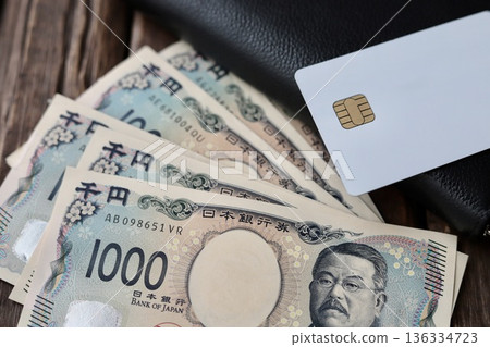 一張有晶片的信用卡、1000日圓紙幣和一個長錢包——家庭形象 136334723