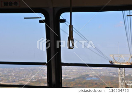 從纜車內眺望柱廊與城市景觀 從纜車內眺望柱廊與城市景觀 136334753