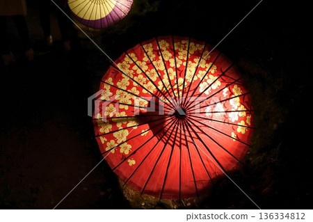 從高處俯瞰，日本雨傘在燈光的襯托下，呈現出一幅奇幻的景象。 136334812